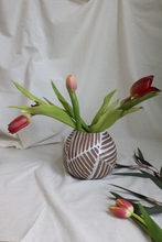Load image into Gallery viewer, Round Pattern Line Vase
